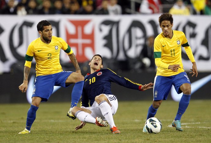 Dani Alves, Neymar y James Rodríguez en el Brasil - Colombia