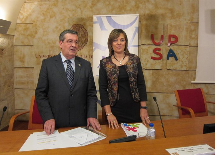 Marcos (D) junto al rector