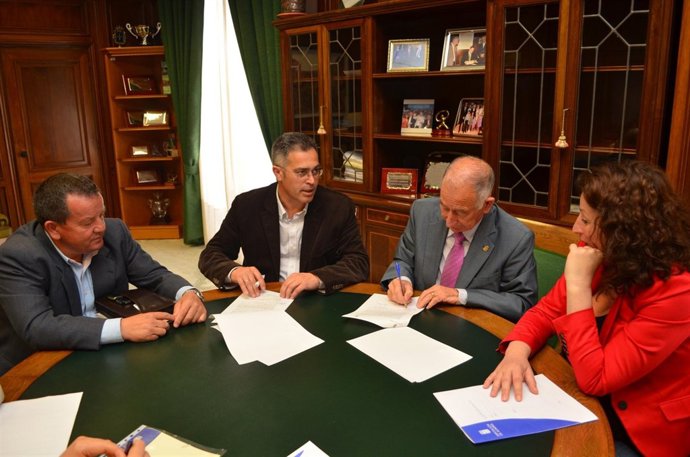 El presidente de la Diputación firma un convenio con el alcalde de Olula 