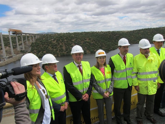 Visita De La Ministra Ana Pastor Al Viaducto Sobre El Río Tajo En Cáceres