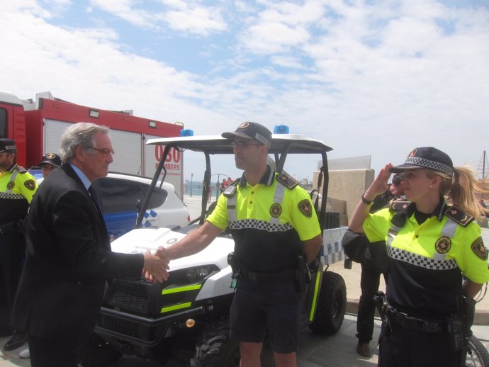 El alcalde, Xavier Trias, con Guardia Urbana de playa de la operación verano