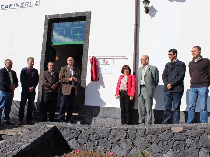 Descubrimiento de la placa del albergue de Mazo