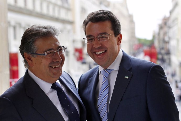 Juan Ignacio Zoido con el presidente del Parlamento extremeño, Fernando Manzano
