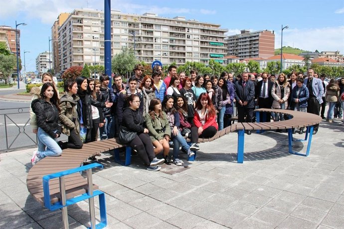 Inauguración del banco de espera hecho por los alumnos del IES Bernardino 