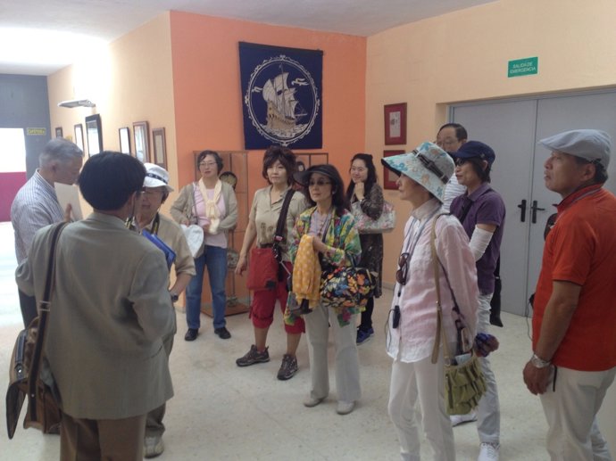 Turistas japoneses en Coria del Río