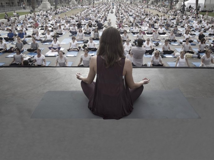 Clase de yoga en abierto