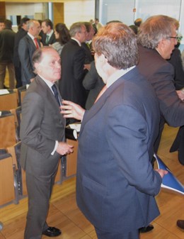 El consejero Tomás Villanueva conversa con Santiago Aparicio