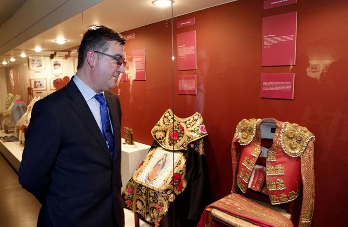 Marín asiste a la inauguración de la Exposición Entre el Miedo y Algodones en La