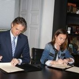 Firma del alcalde de Santander y Cuca Gamarra