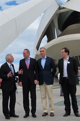 Fabra conversa con representantes de Saint-Gobain ante el Palau de les Arts.