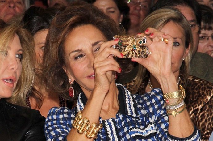 Naty Abascal con su móvil de cristales de Swarovski