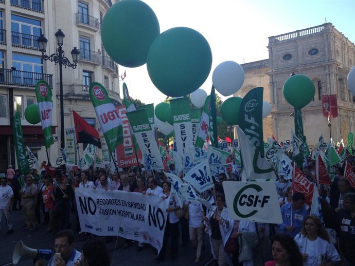 'Marcha Blanca' Por Las Calles De Sevilla Contra La Fusión Hospitalaria