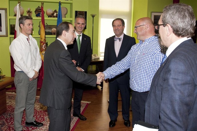 El consejero de Cultura, Miguel Ángel Serna, con alcalde de Cabezón de Liébana