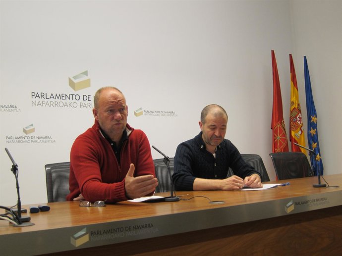Txentxo Jiménez y Juan Carlos Longás, de Aralar-NaBai, en la rueda de prensa