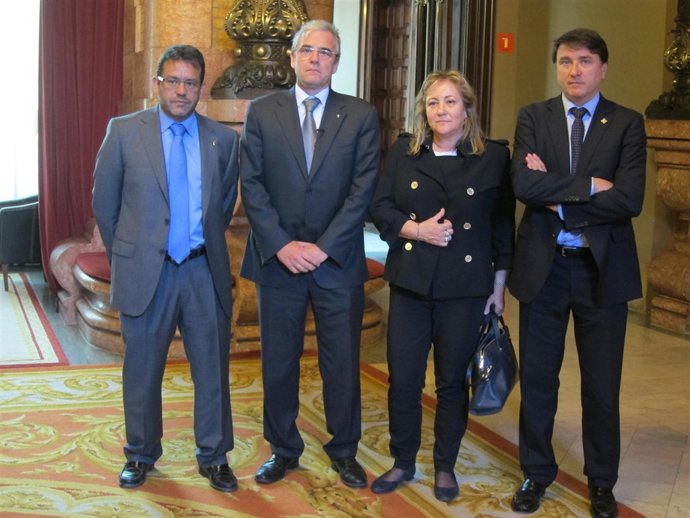 Farmacéuticos catalanes entregan firmas en el Parlament
