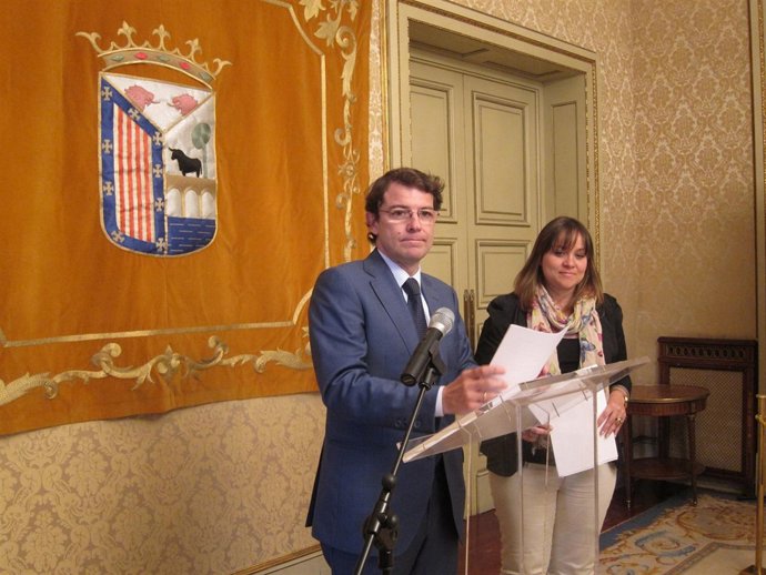 Mañuezo junto a la concejal de Juventud