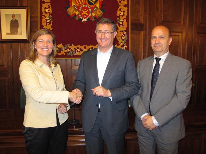 María González da la mano a Manuel Blasco