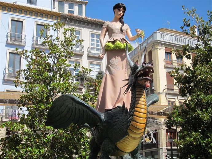 La Tarasca desfila por Granada para anunciar los días grandes del Corpus