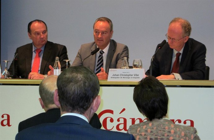 Fabra interviene en una jornada con Morata (izq.) y el embajador de Noruega.