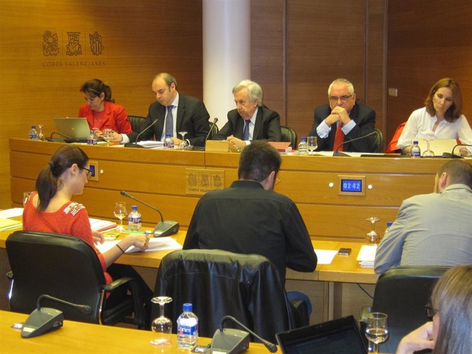 Monzó, segundo por la izquierda, en las Corts