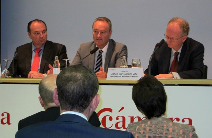 Fabra interviene en una jornada con Morata (izq.) y el embajador de Noruega.