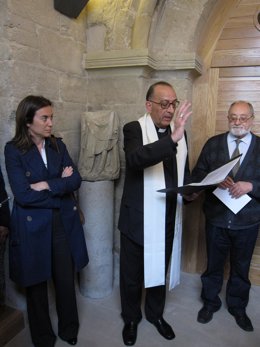 Monseñor Omella bendice el templo, bajo la atenta mirada de Gamarra