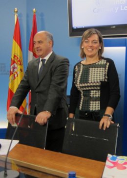 Miguel Ángel García Nieto y Milagros Marcos antes de firmar el convenio