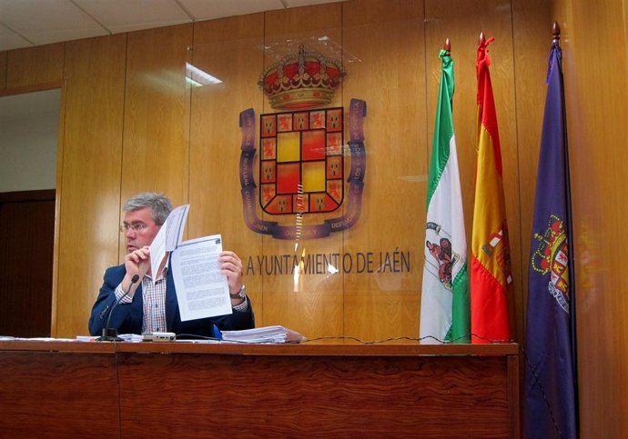 El alcalde de Jaén aborda la propuesta sobre Policía Local y Bomberos.