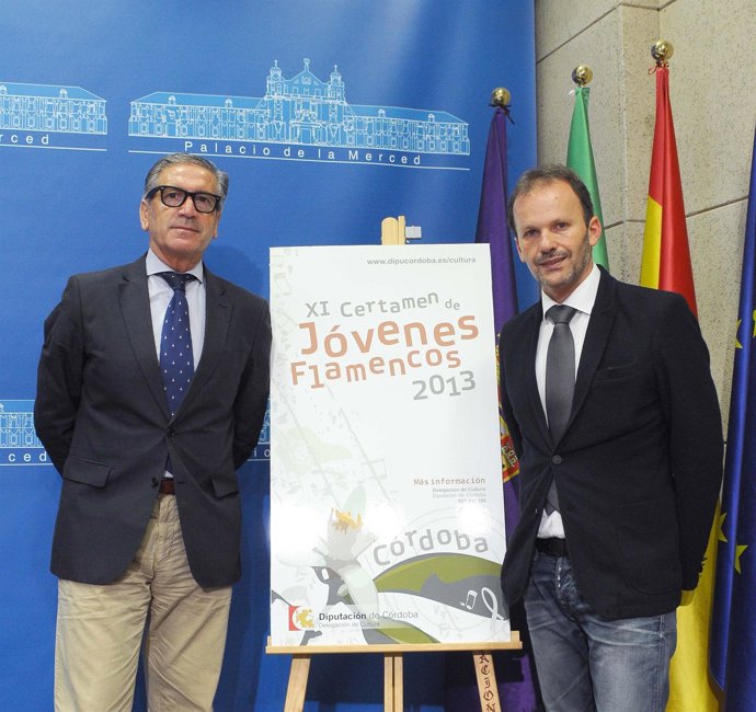 Pineda y Pino junto al cartel del Certamen de Jóvenes Flamencos