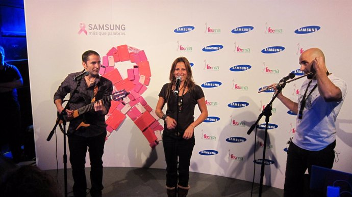 Imagen del grupo Chambao actuando en el inicio de la camapña de Samsung y Fecma
