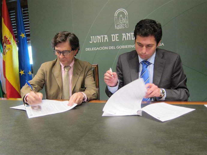 Heredia y Márquez durante la firma del protocolo