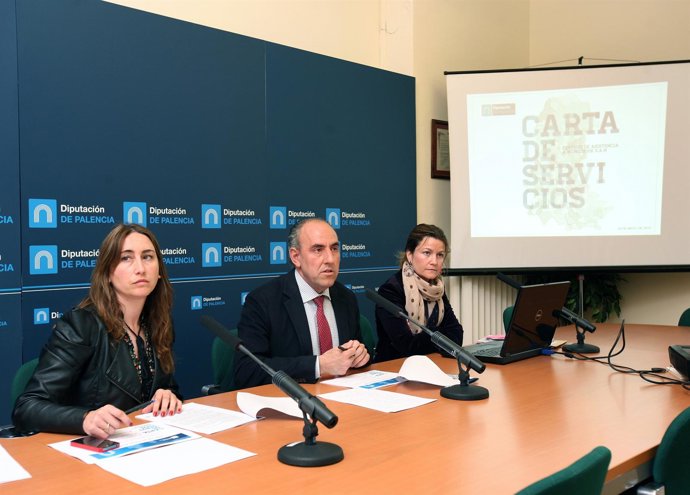 Hernández (C) presenta la Carta de Servicios