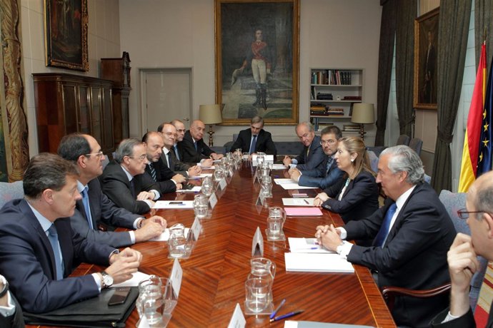 La ministra de Fomento, Ana Pastor, y las empresas que pujan por el AVE a Brasil