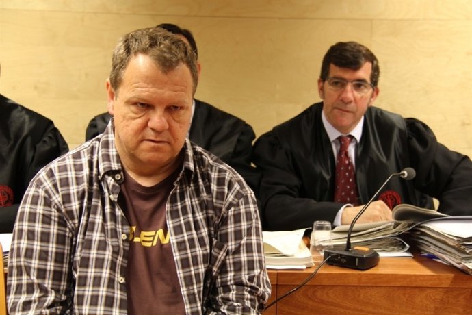 Joan Vila (celador de Olot acusado de 11 crímenes); su abogado, Carles Monguilod