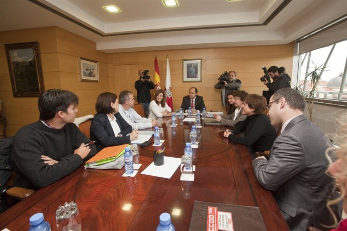 Reunión de Diego y Buruaga con los sindicatos sobre Valdecilla