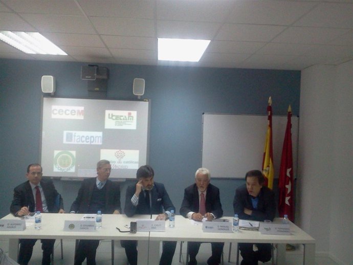 Representantes de la escuela concertada, en la rueda de prensa