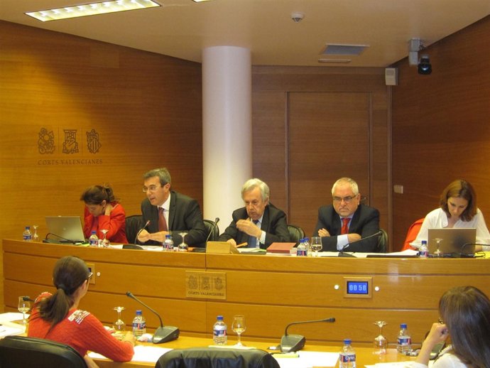 Gastaldi, el segundo por la izquierda, comparece en las Corts