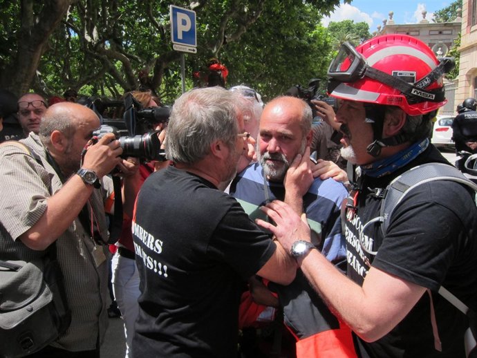 Protesta de bomberos ante el Parlament