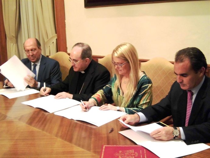 Firma del convenio entre La Caixa y Arzobispado de Sevilla sobre Santa Catalina