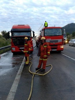 Un camión vuelva unos 10.000 litros de gasoil tras colisionar con otro 