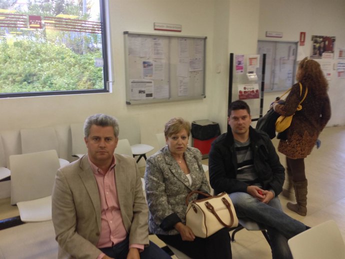 Tres concejales socialistas se encierran en oficina de Empleo en SS Reyes