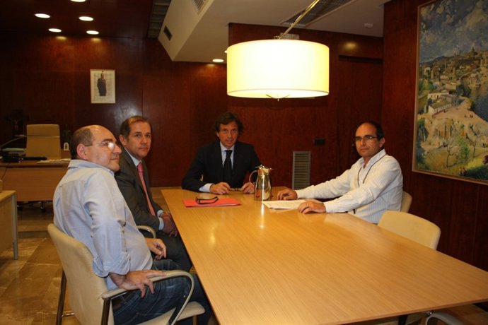 Mateu Isern y Gabriel Vallejo se reúnen con representantes del taxi