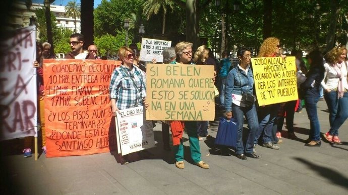 Concentración afectados VPO en Sevilla Este ante el Ayuntamiento