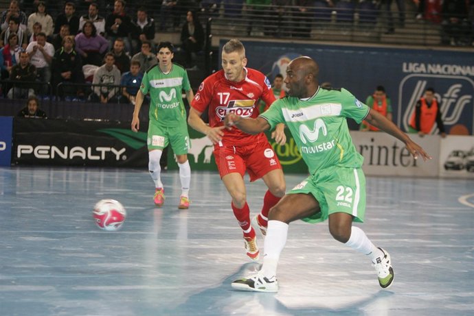 Tobe, Del Inter Movistar, Pasa Un Balón En La Copa De España De Fútbol Sala