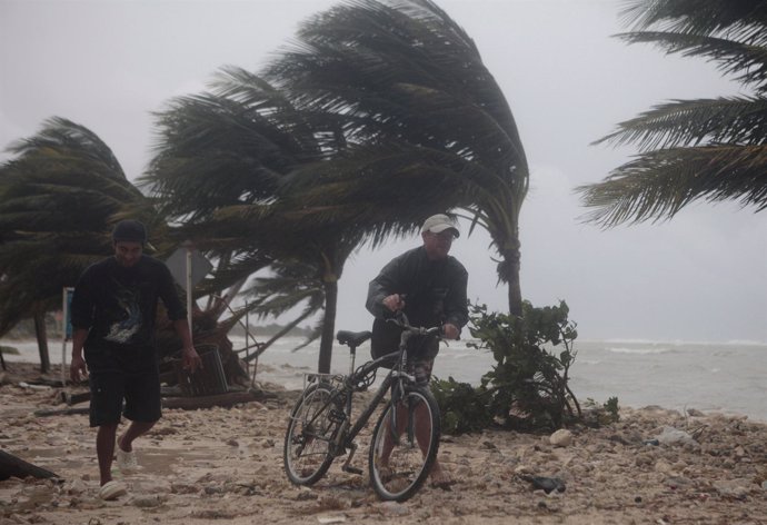 El Huracán Ernesto alcanza la península de Yucatán