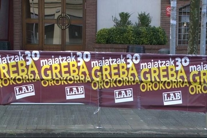 Imágenes de carteles llamando a la Huegl 