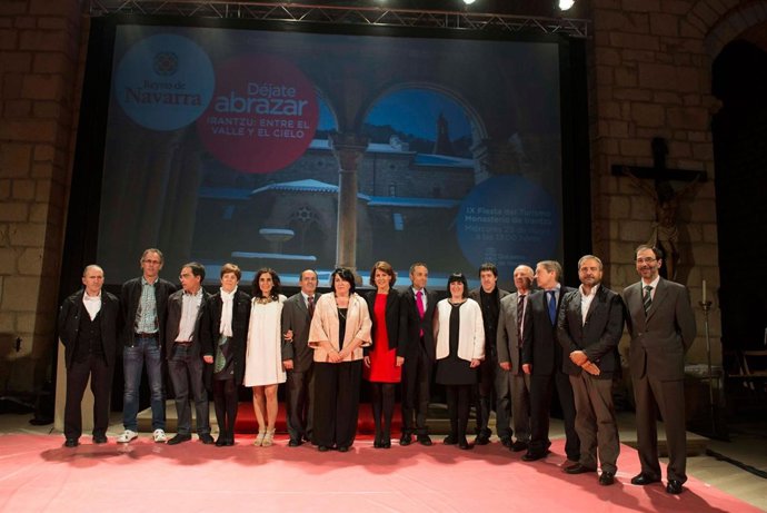 La presidenta junto a los consejeros y otras autoridades.