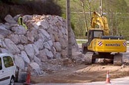 El muro de escollera durante la ejecución de la obra