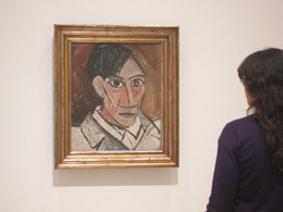 Una visitante observa 'Autorretrato' (1907) de Pablo Picasso