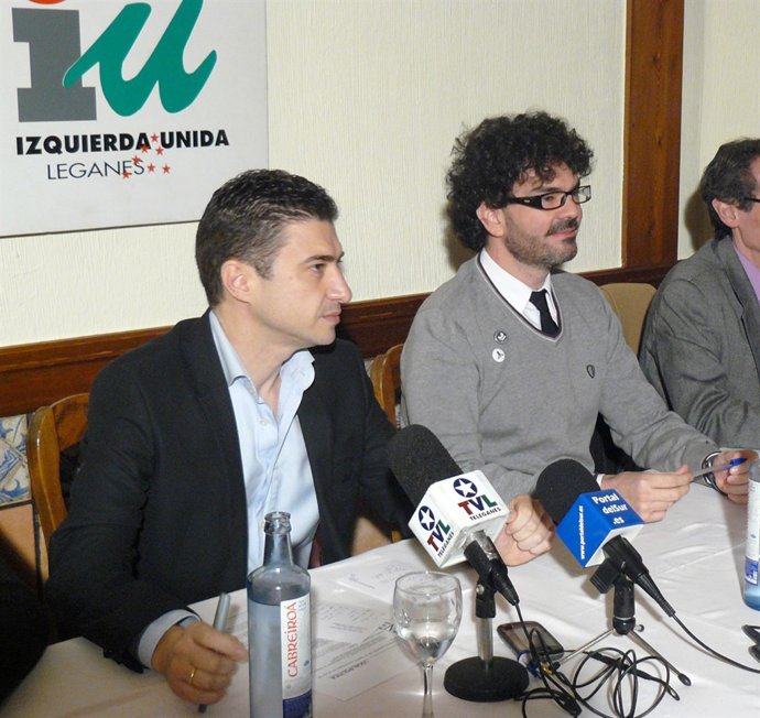 Bejarano, coordinador de IU Leganés, y Eddy Sánchez en una visita en febrero